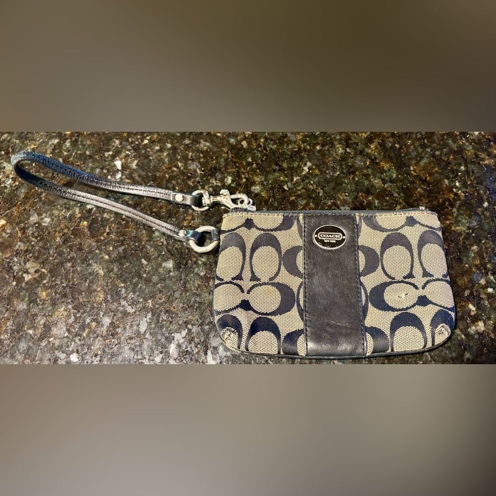 ⭐️Coach Canvas Wristlet Classic⭐️